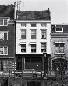 67720 Gezicht op de voorgevel van het huis Oudegracht 328 te Utrecht.